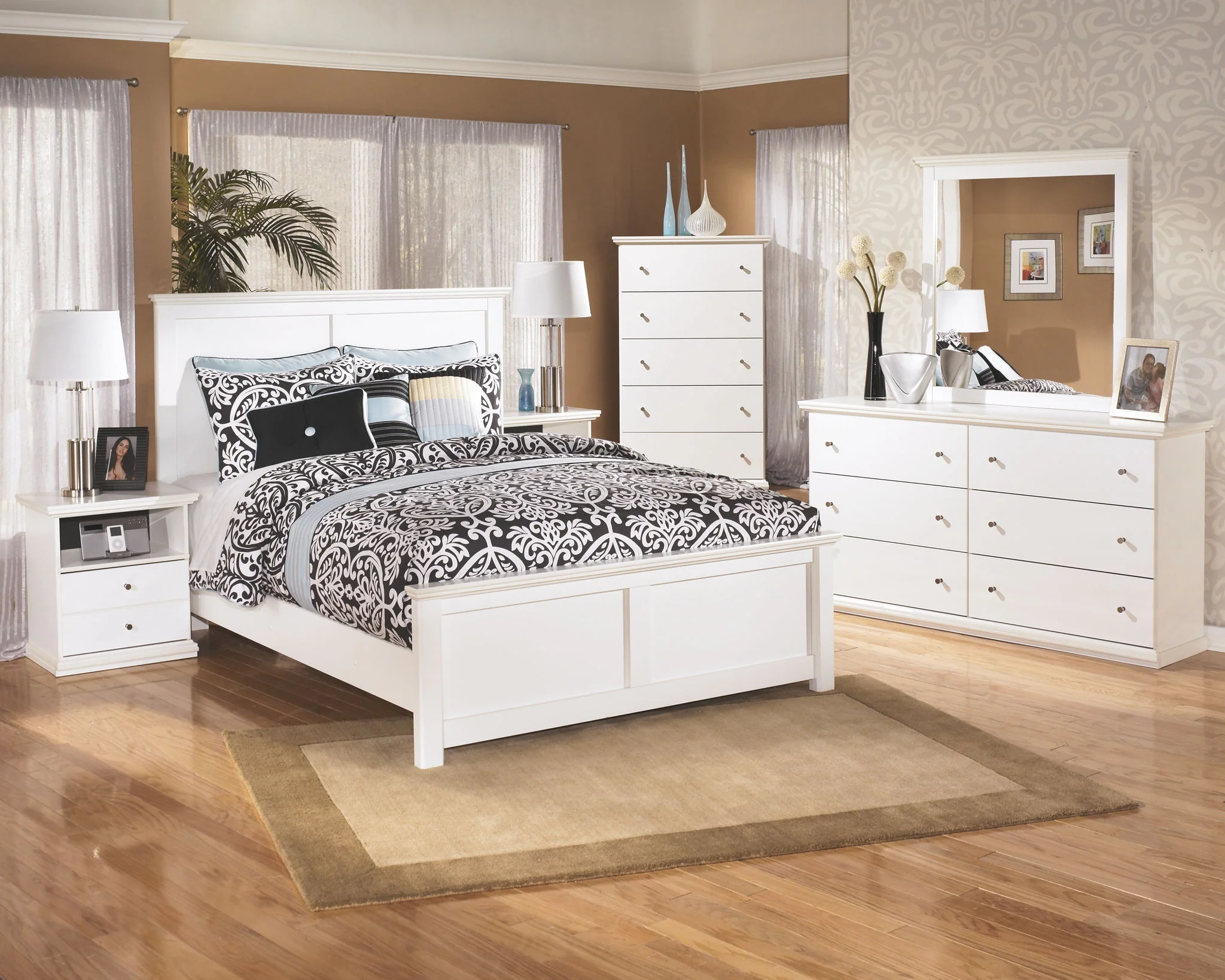 Bostwick - White - Five Drawer Chest - Image 4