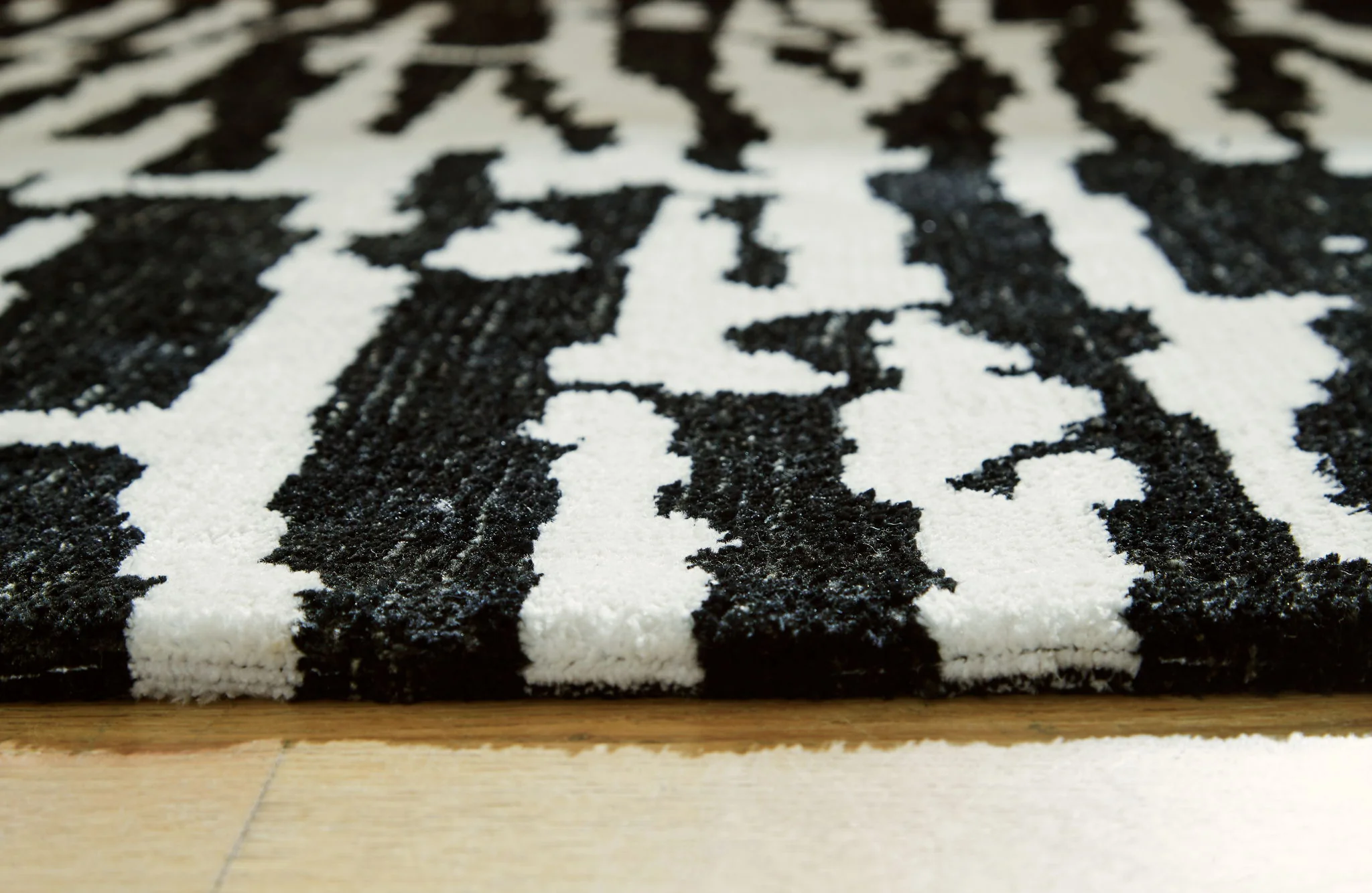 Bramshaw - Black / Ivory - Large Rug - 8' x 10' - Image 3