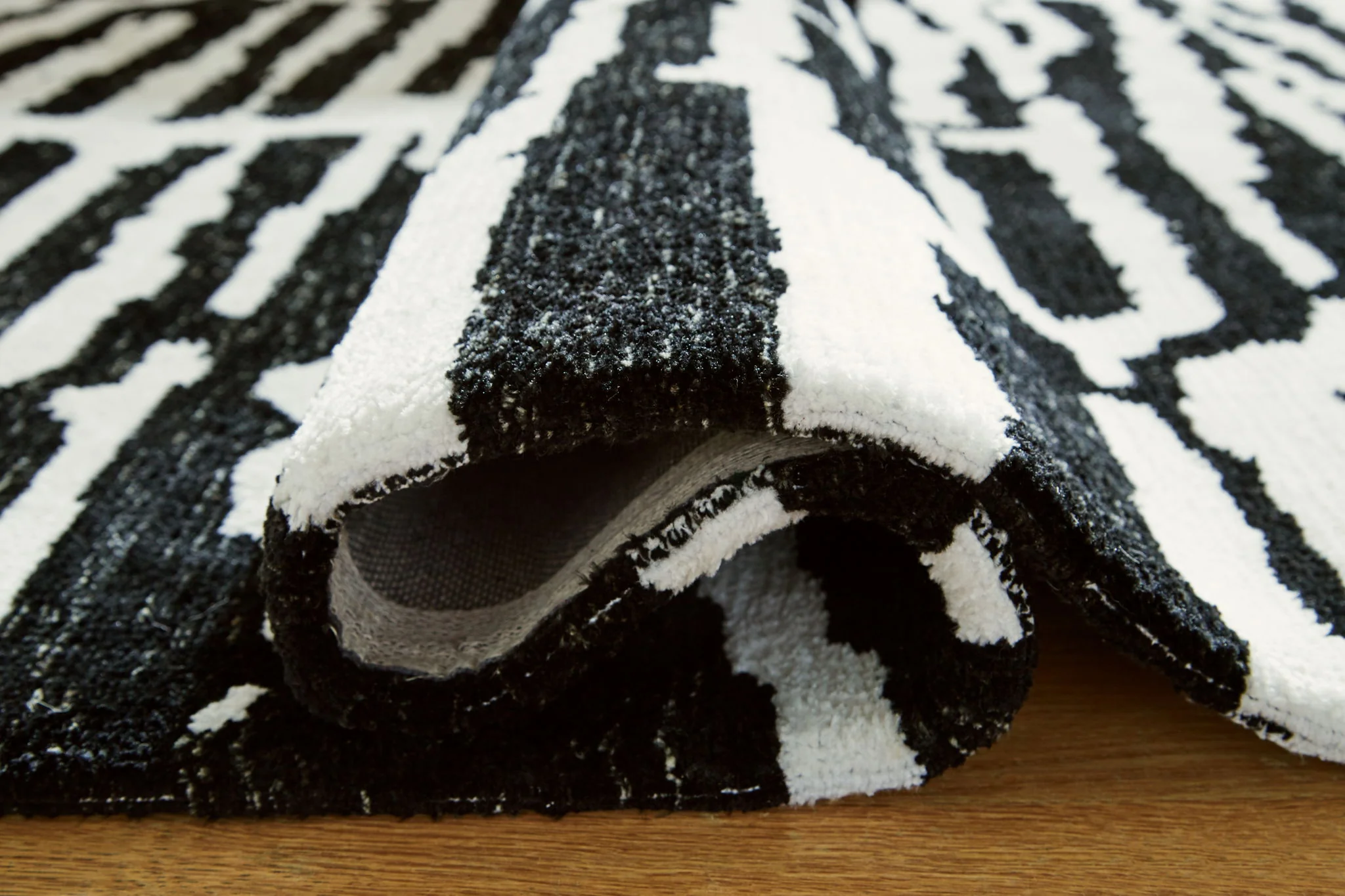 Bramshaw - Black / Ivory - Large Rug - 8' x 10' - Image 4