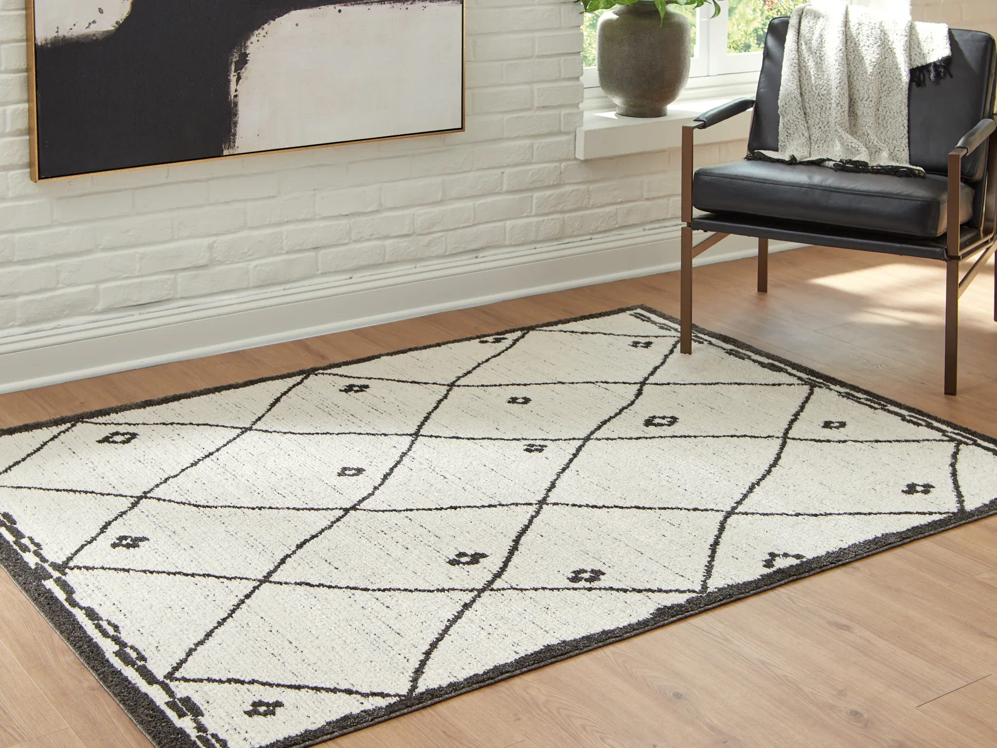 Fenriston - 5' x 8' Rug - Cream / Black - Image 2