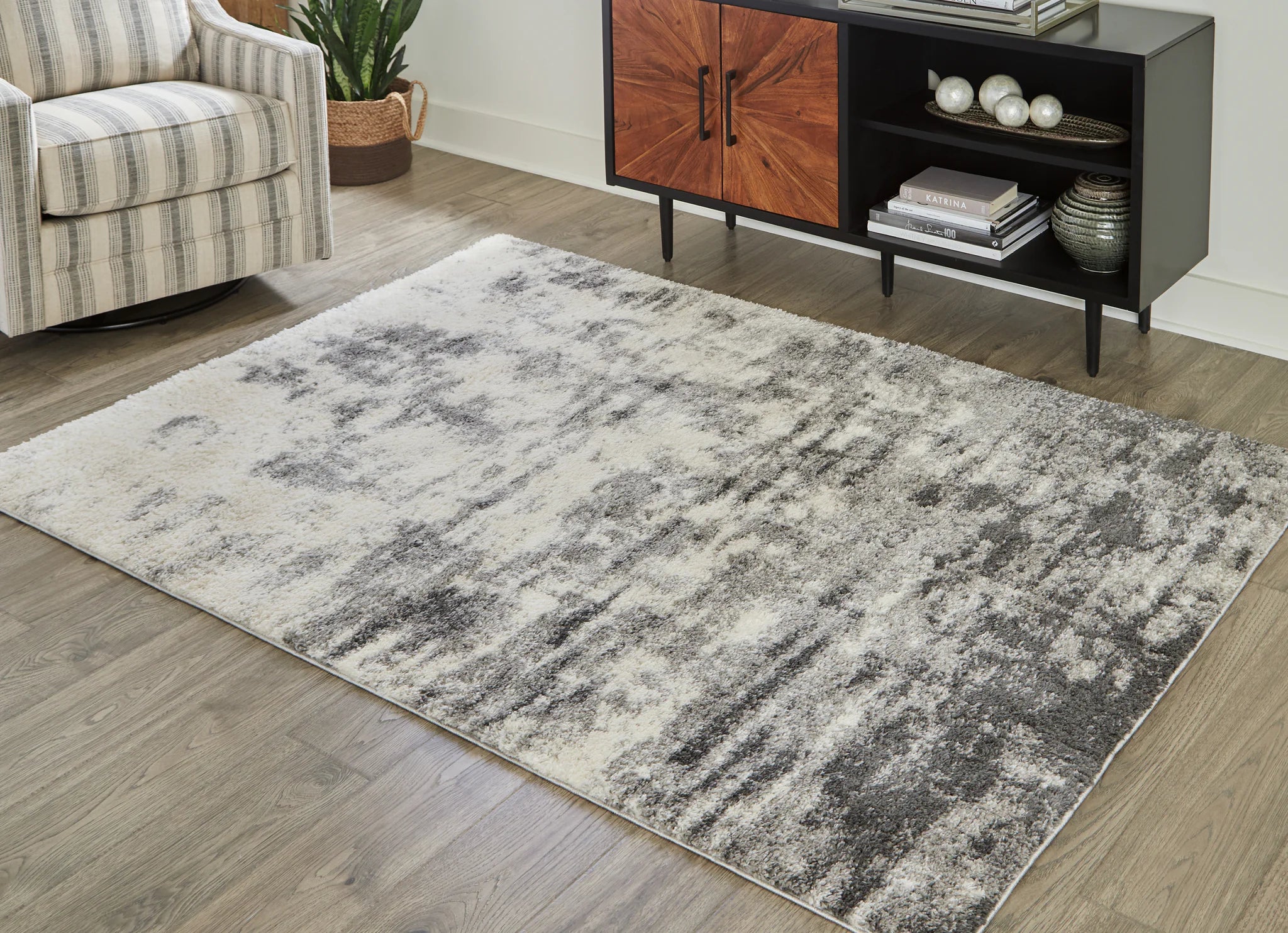 Gerdie - Cream / Gray - Medium Rug - 5' x 7' - Image 2