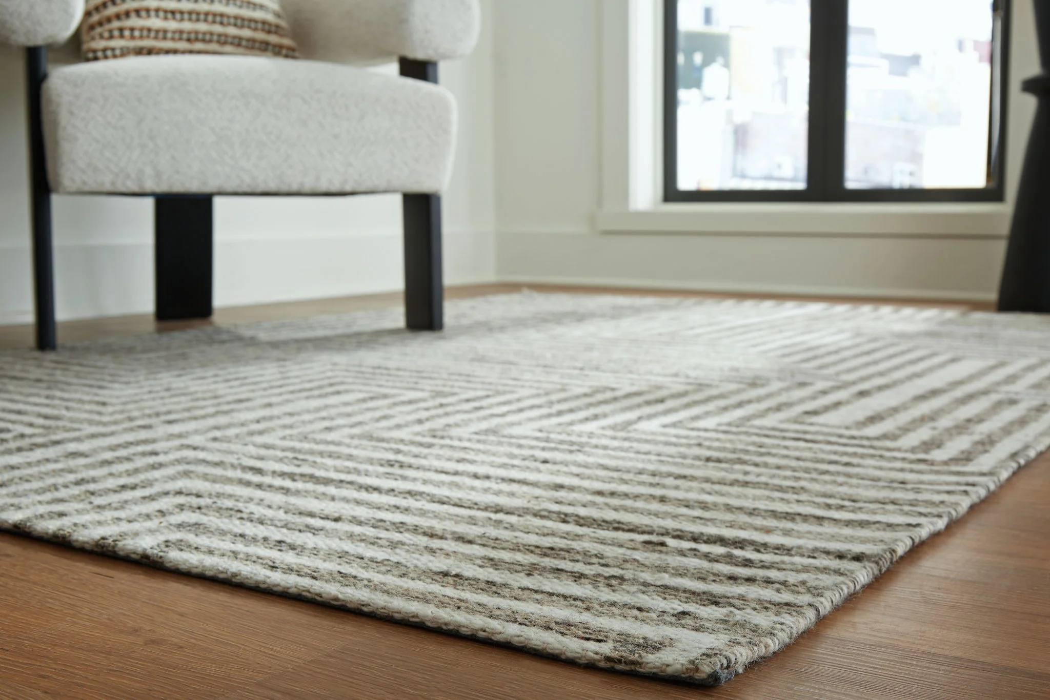 Jossen - Ivory / Gray - Medium Rug - 5' x 7' - Image 3