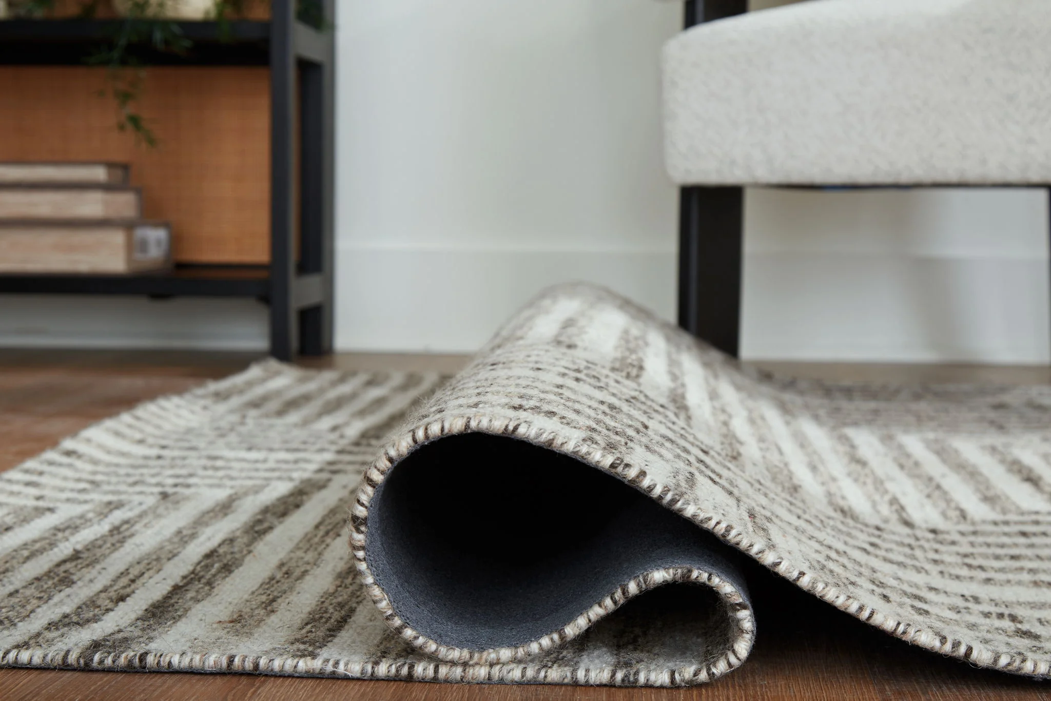 Jossen - Ivory / Gray - Medium Rug - 5' x 7' - Image 4