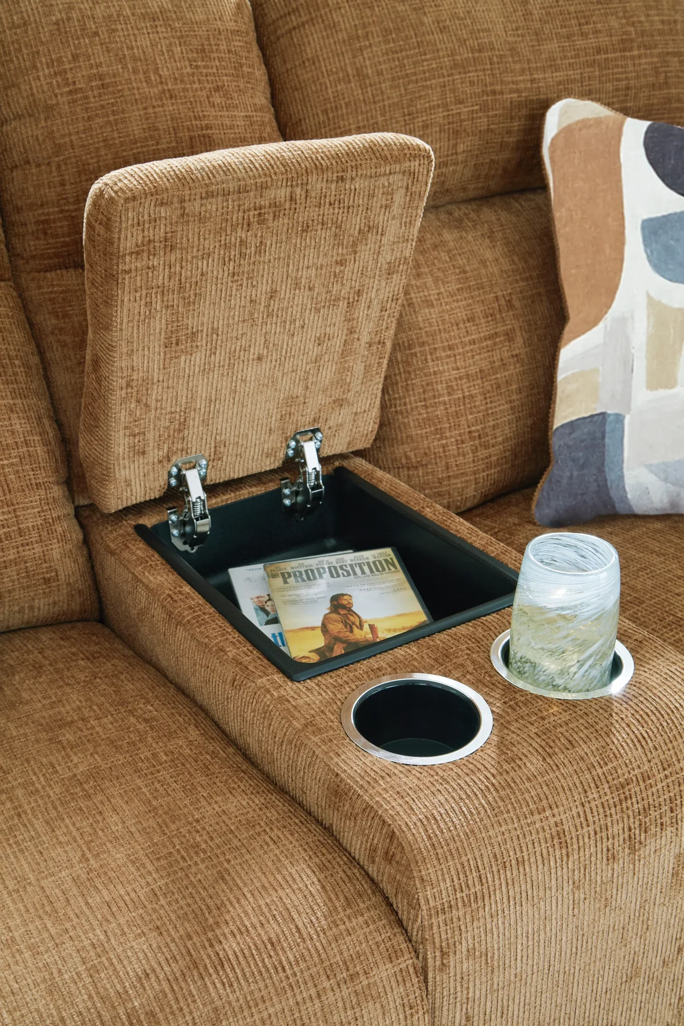 Kanlow - Honey - Dbl Reclining Loveseat With Console - Image 6