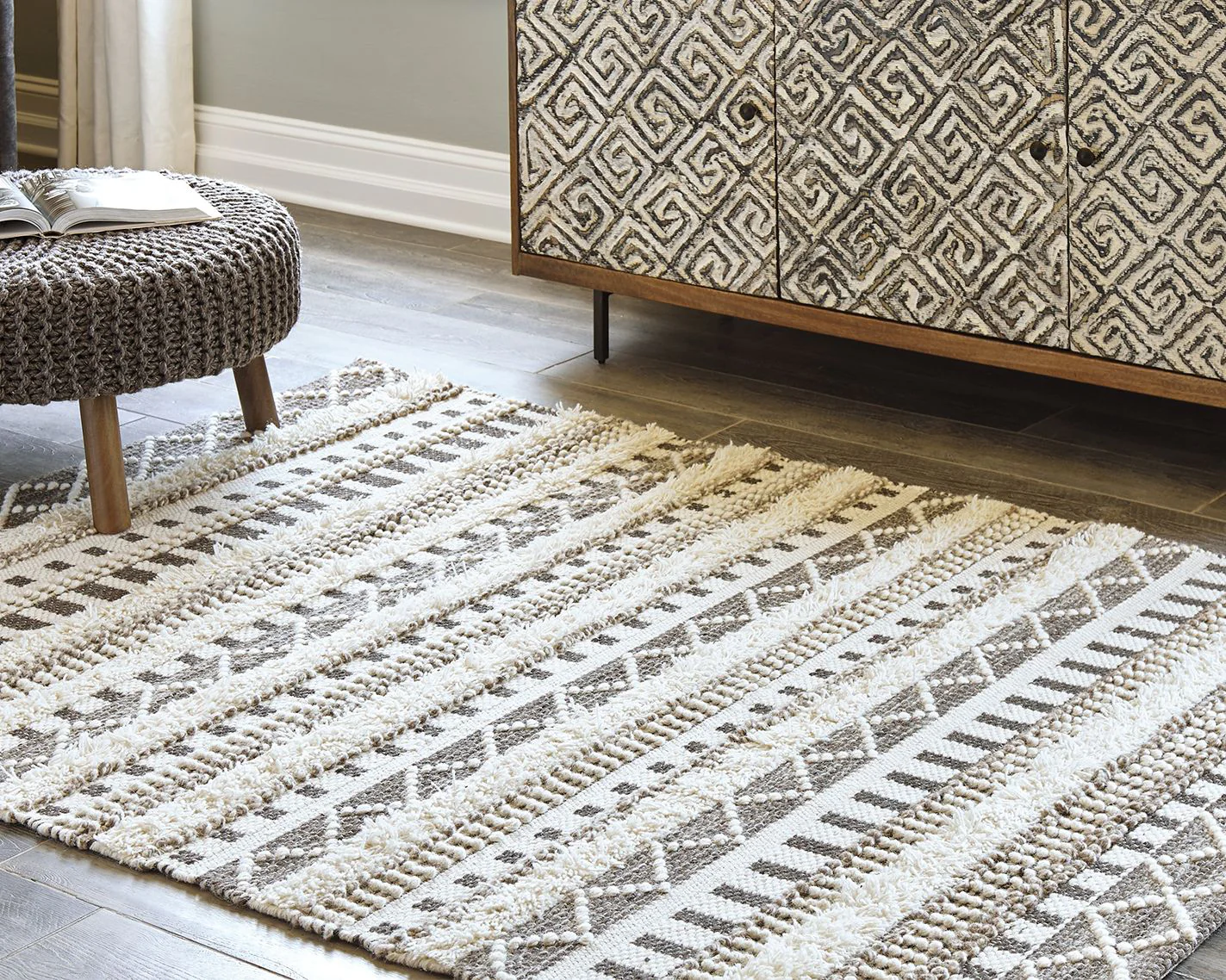 Karalee - Ivory / Brown - Medium Rug - 5' x 7' - Image 2