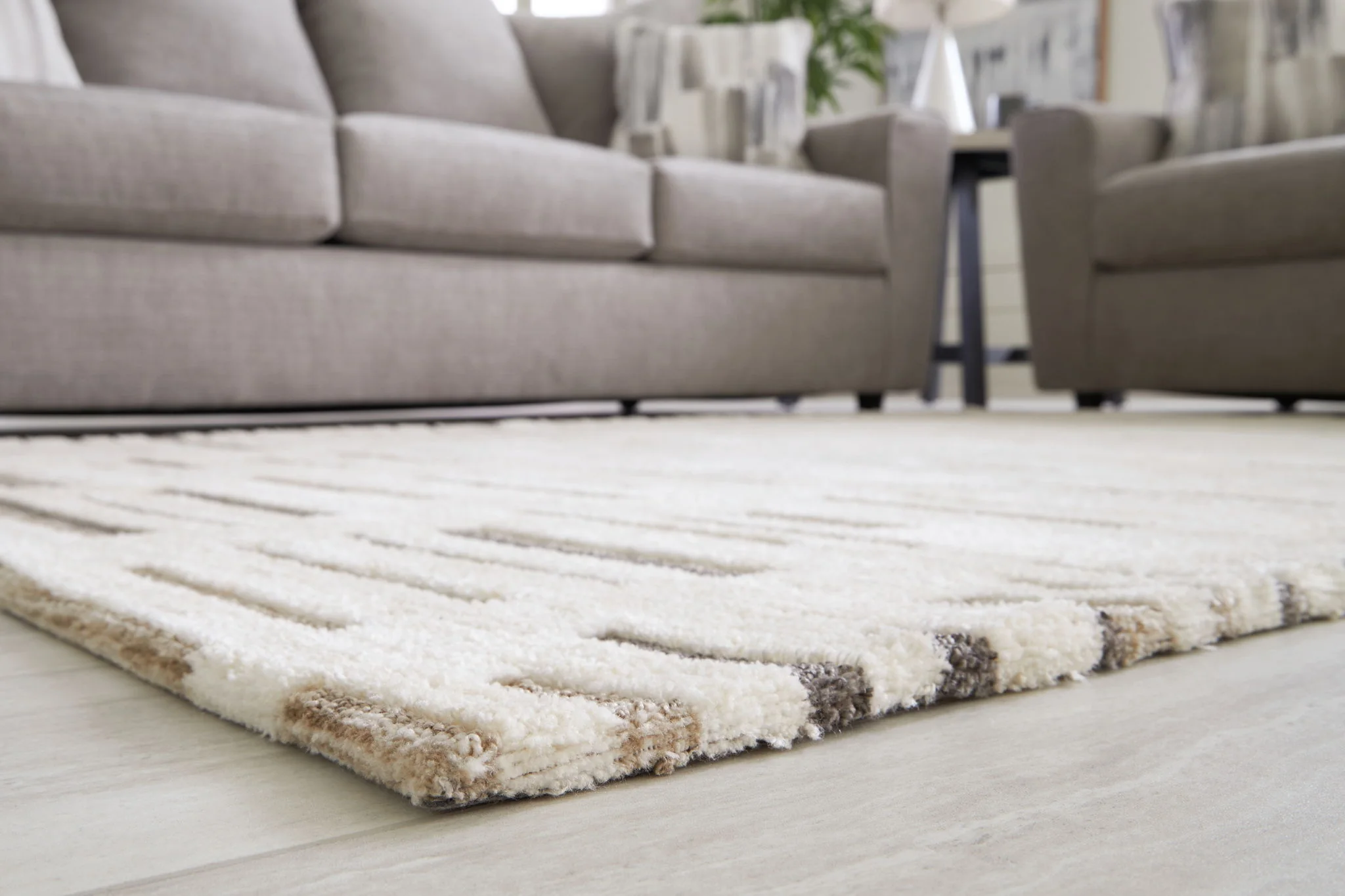 Leesdale - Ivory / Brown / Black - Large Rug - 8' x 10' - Image 3