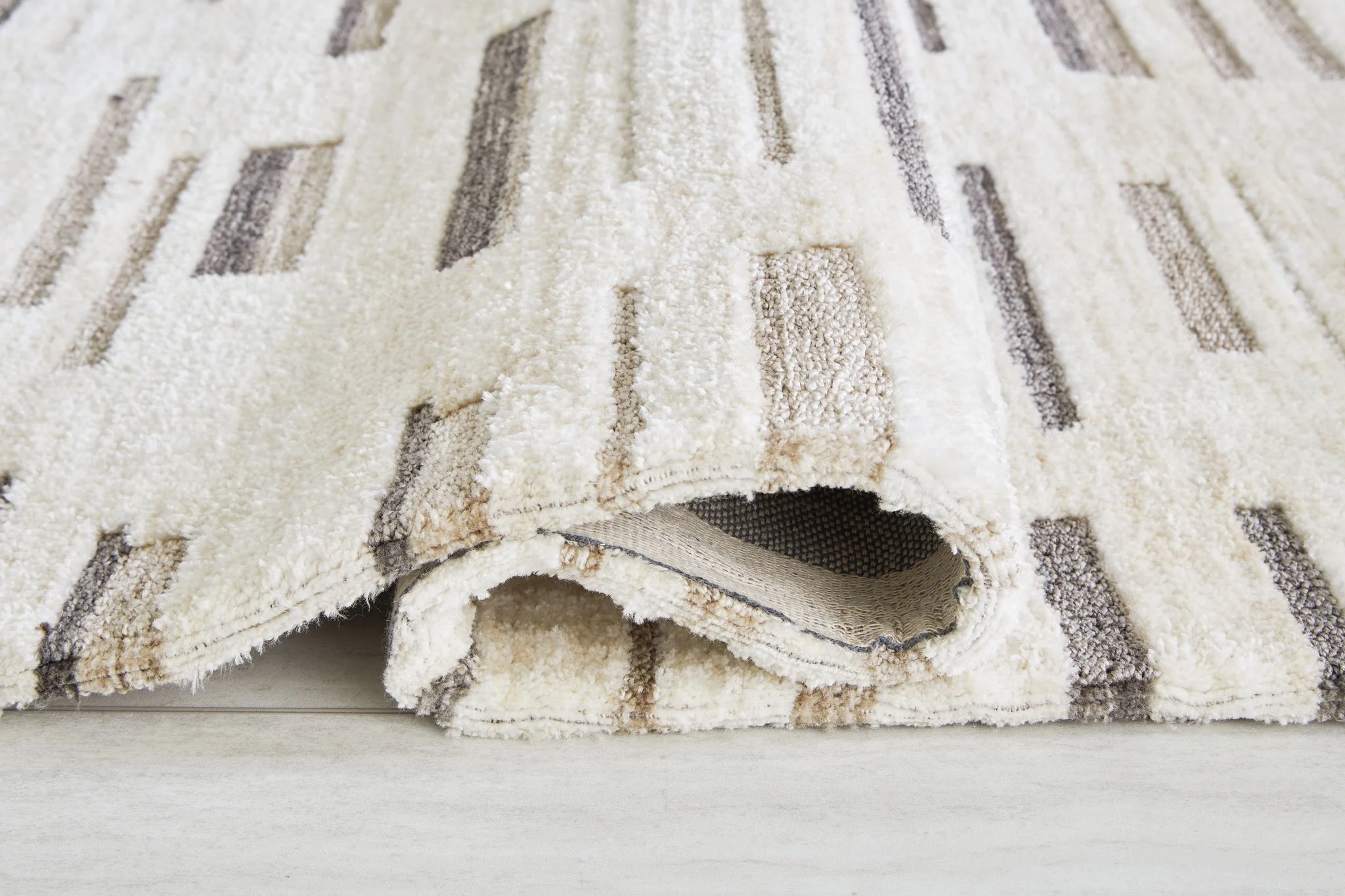 Leesdale - Ivory / Brown / Black - Large Rug - 8' x 10' - Image 4