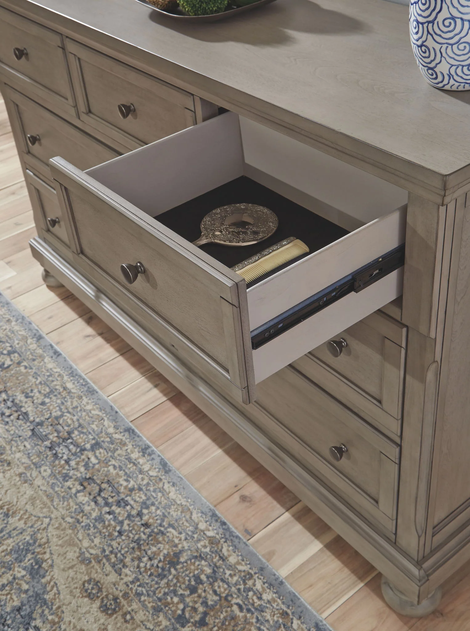 Lettner - Light Gray - Dresser - 7-drawers - Image 4
