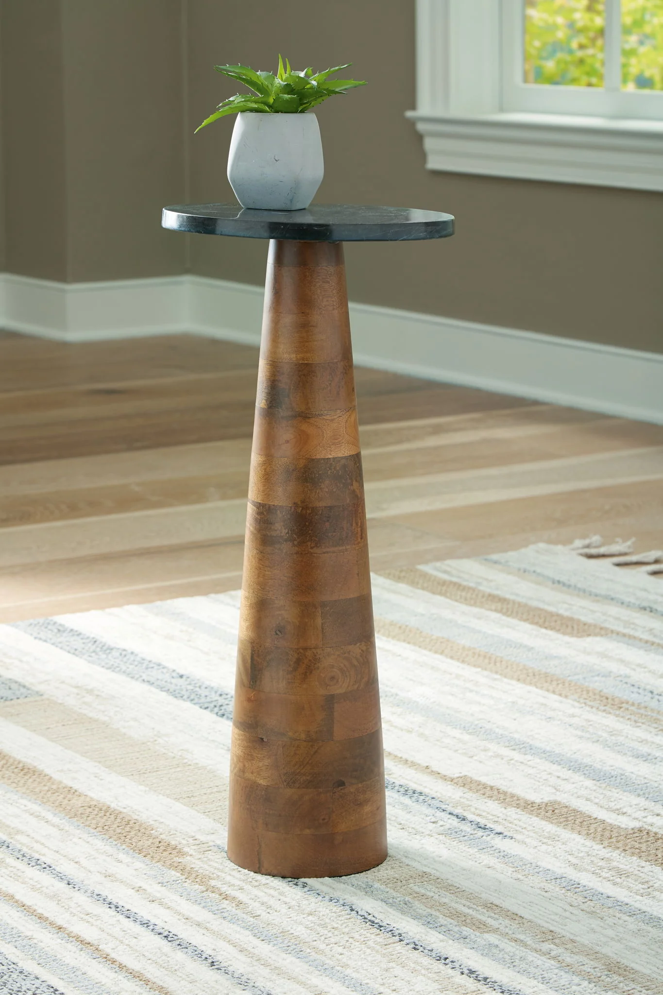 Quinndon - Brown / Black - Accent Table - Image 2