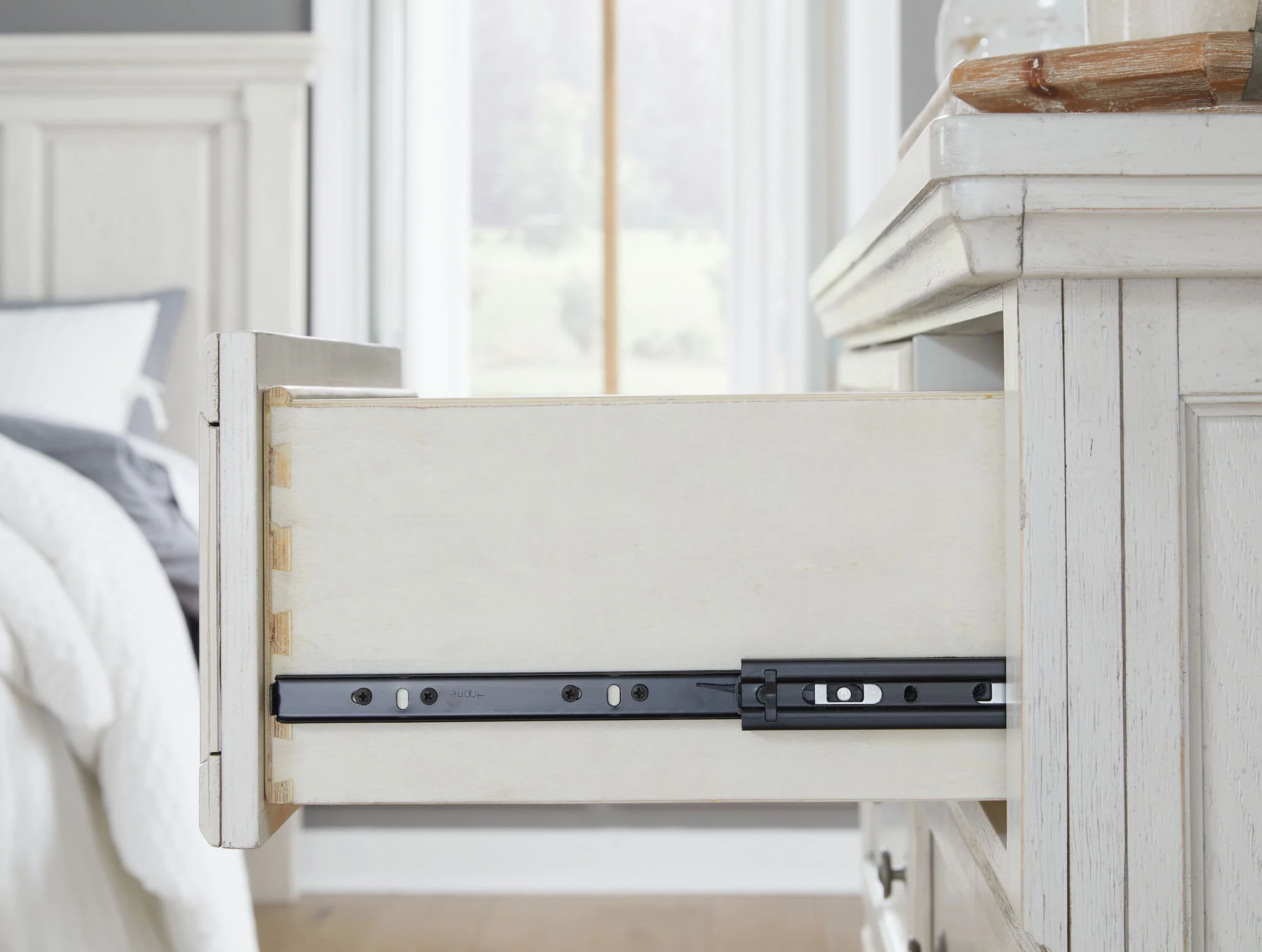 Robbinsdale - Antique White - Dresser - 7 Drawers - Image 5