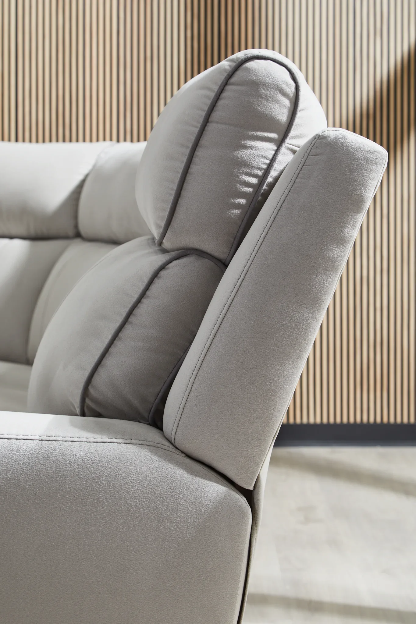 Social Pointe - Pearl / Ash - 6-Piece Reclining Sectional With Storage Console - Image 4