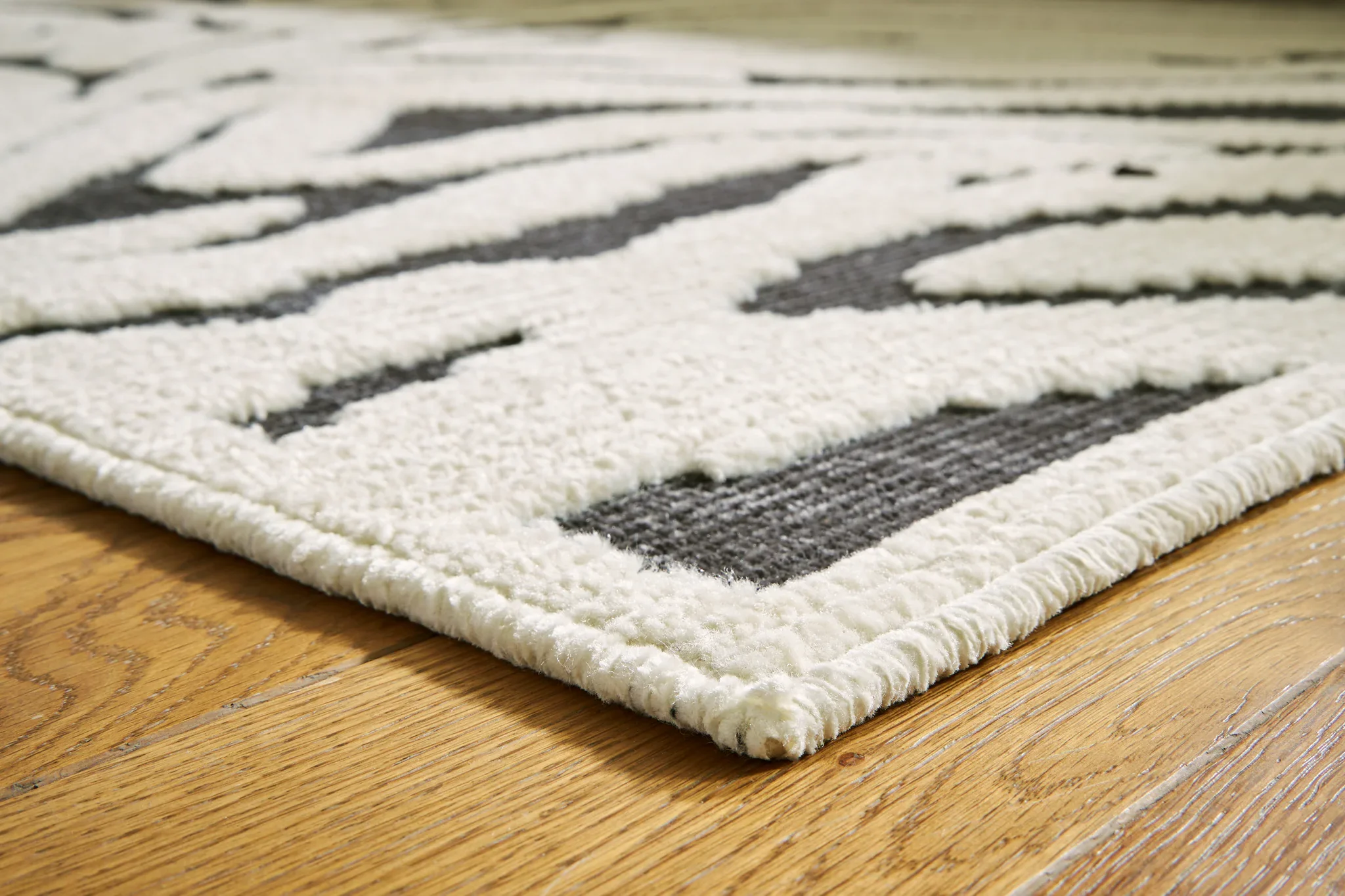 Thomwith - Black / Ivory - Large Rug - 8' x 10' - Image 3
