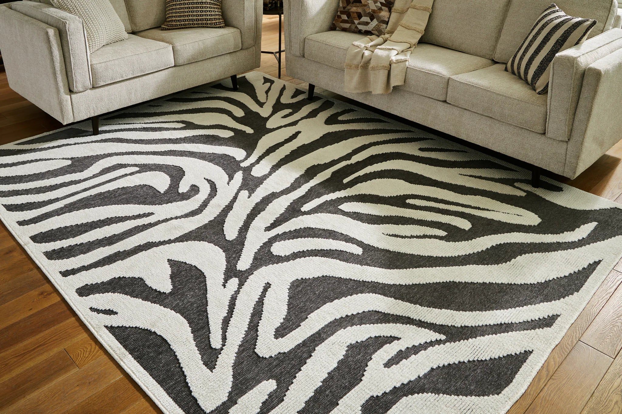 Thomwith - Black / Ivory - Large Rug - 8' x 10' - Image 4