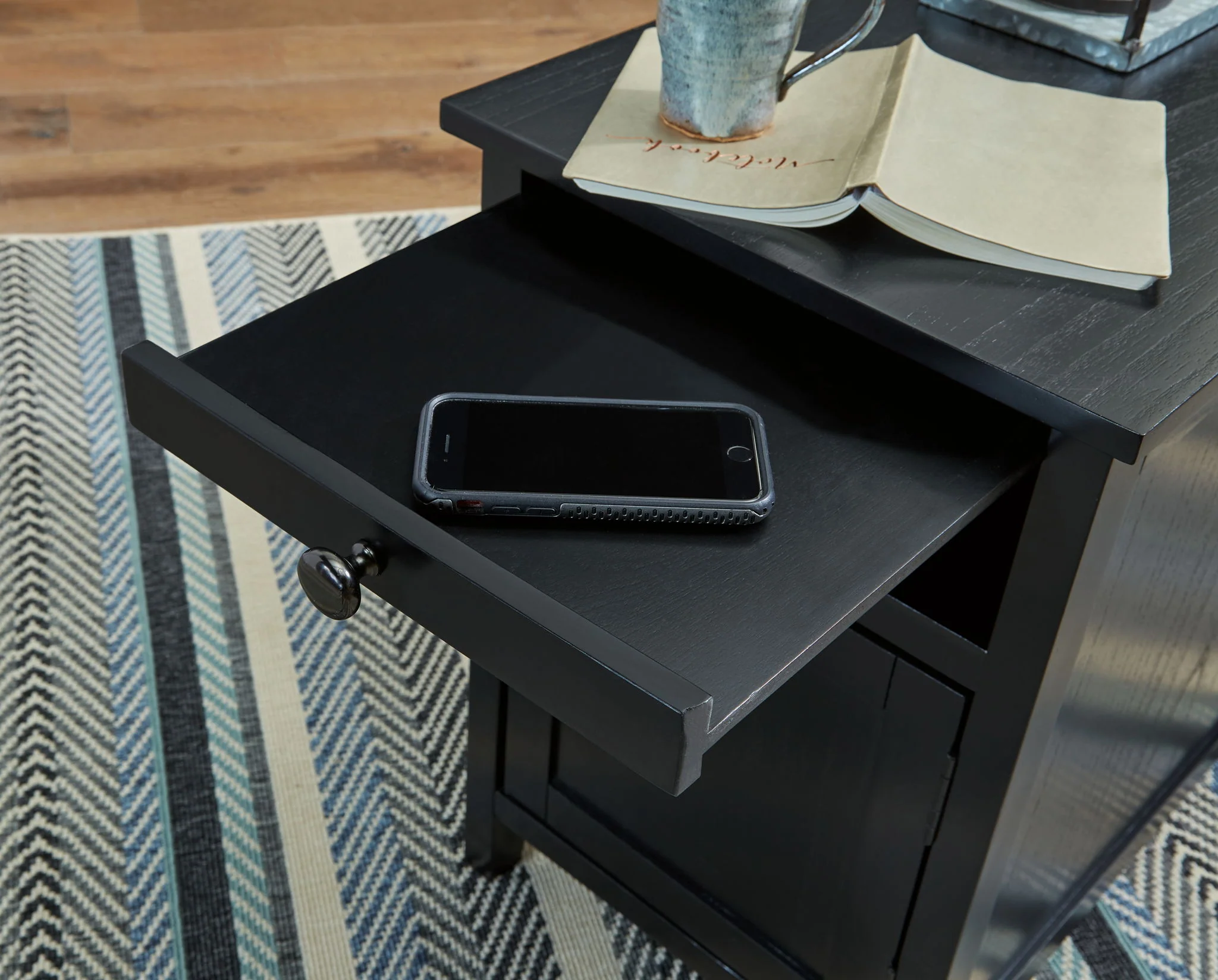 Treytown - Black - Chair Side End Table - Image 4