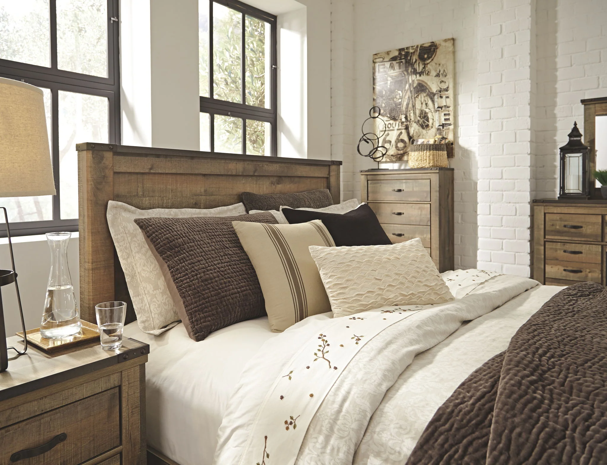 Trinell - Brown - Queen Panel Bed - Image 3