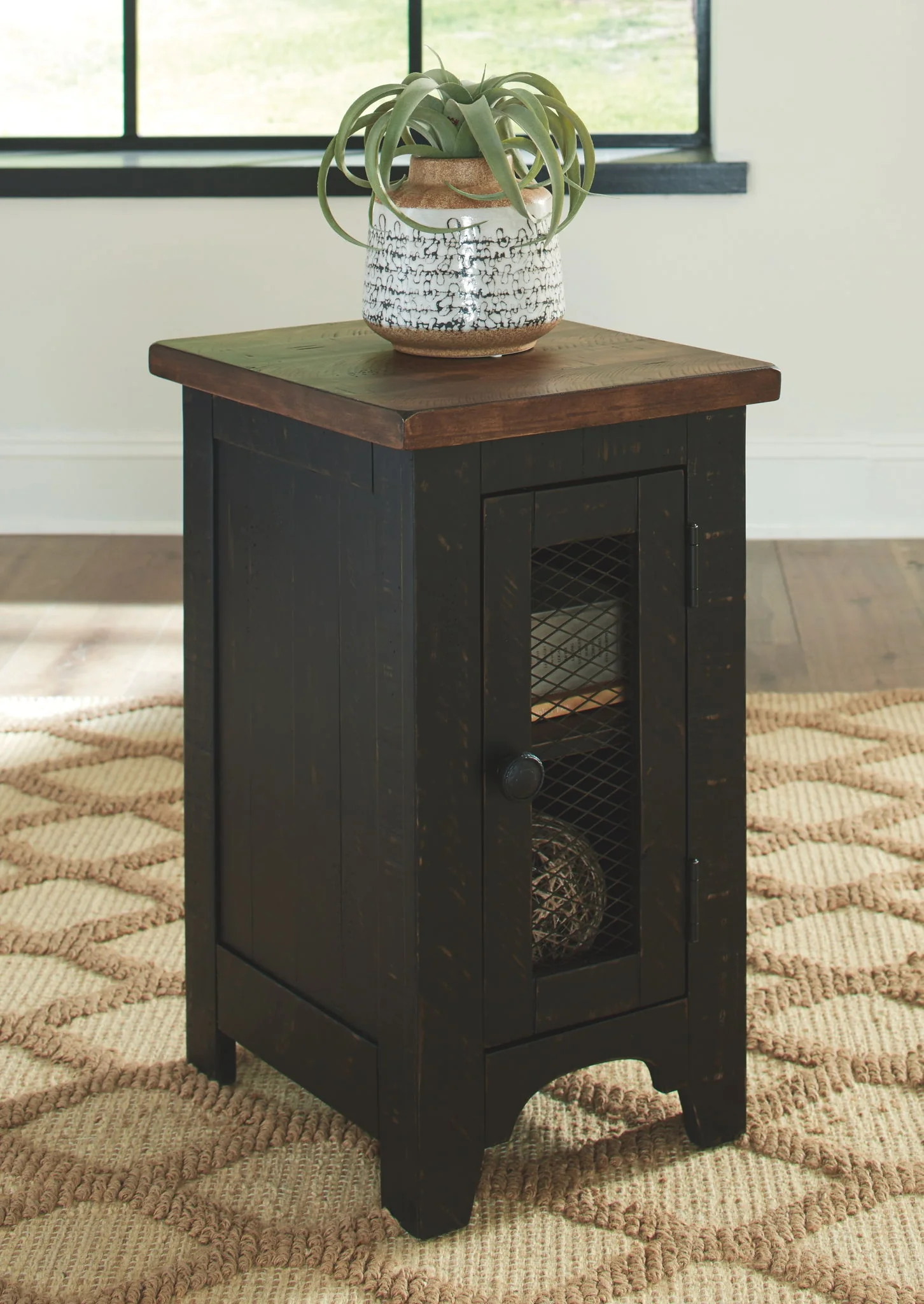 Valebeck - Black / Brown - Chair Side End Table - Image 2