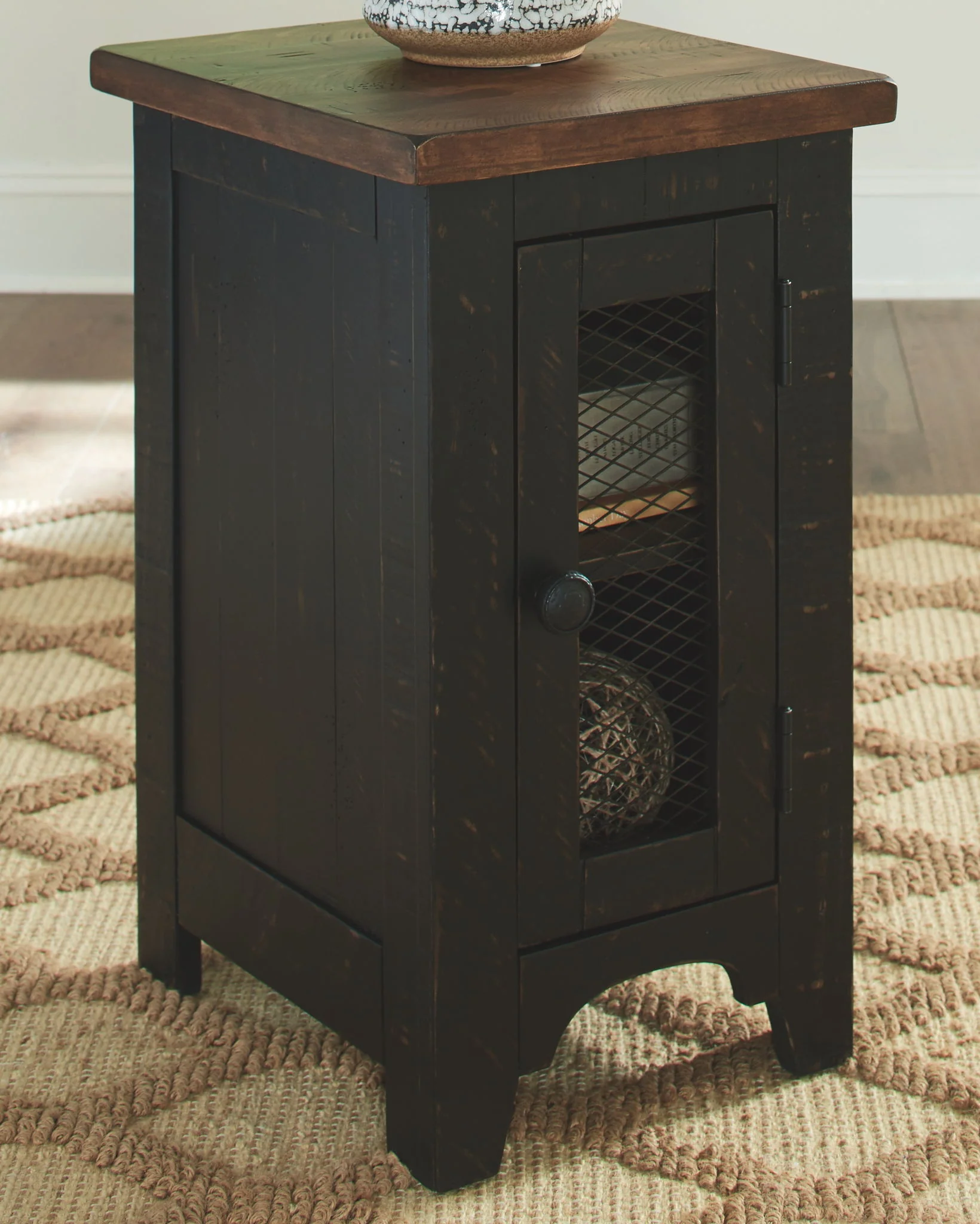 Valebeck - Black / Brown - Chair Side End Table - Image 3