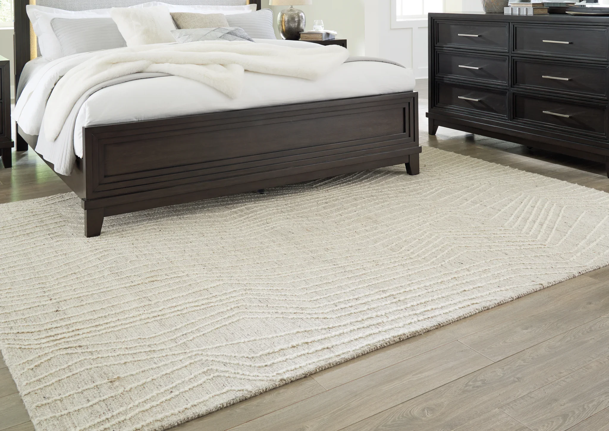 Varahill - Gray / Ivory - Large Rug - 8' x 10' - Image 4