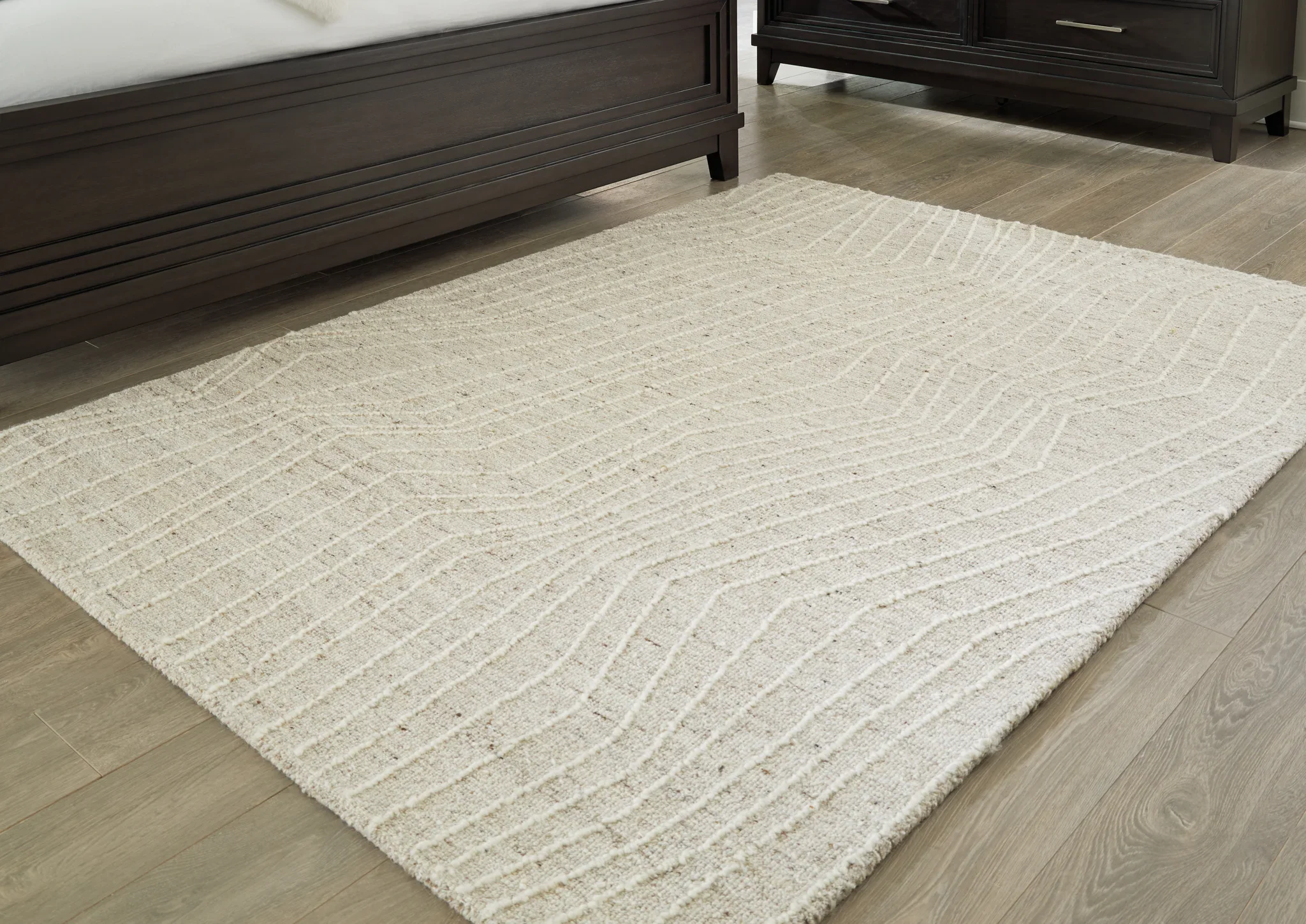 Varahill - Gray / Ivory - Medium Rug - 5' x 7' - Image 2
